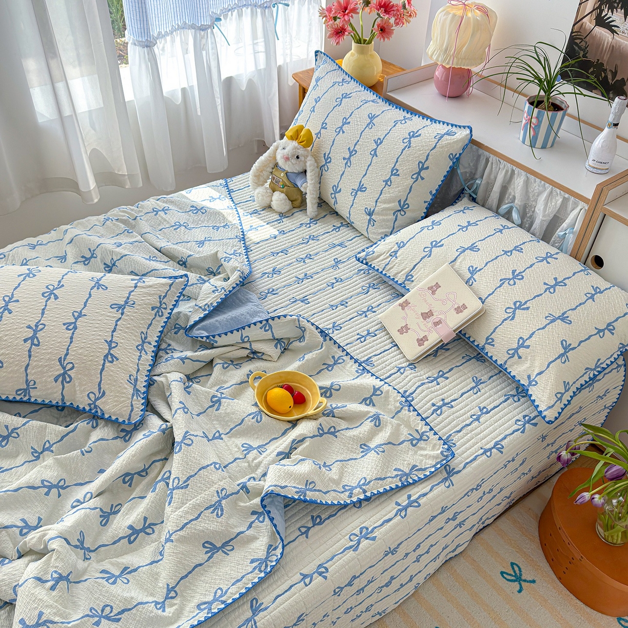 91家纺网 家纺一手货源 找家纺 赫梵茜 2026新款泡芙双层沙贝壳绣床盖夏被四件套可配多功能夏被夏凉被空调被四件套 蓝蝴蝶结