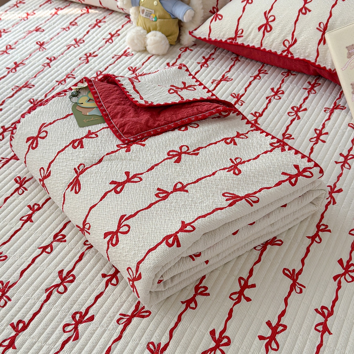 91家纺网 家纺一手货源 找家纺 赫梵茜 2026新款泡芙双层沙贝壳绣床盖夏被四件套可配多功能夏被夏凉被空调被四件套 红蝴蝶结