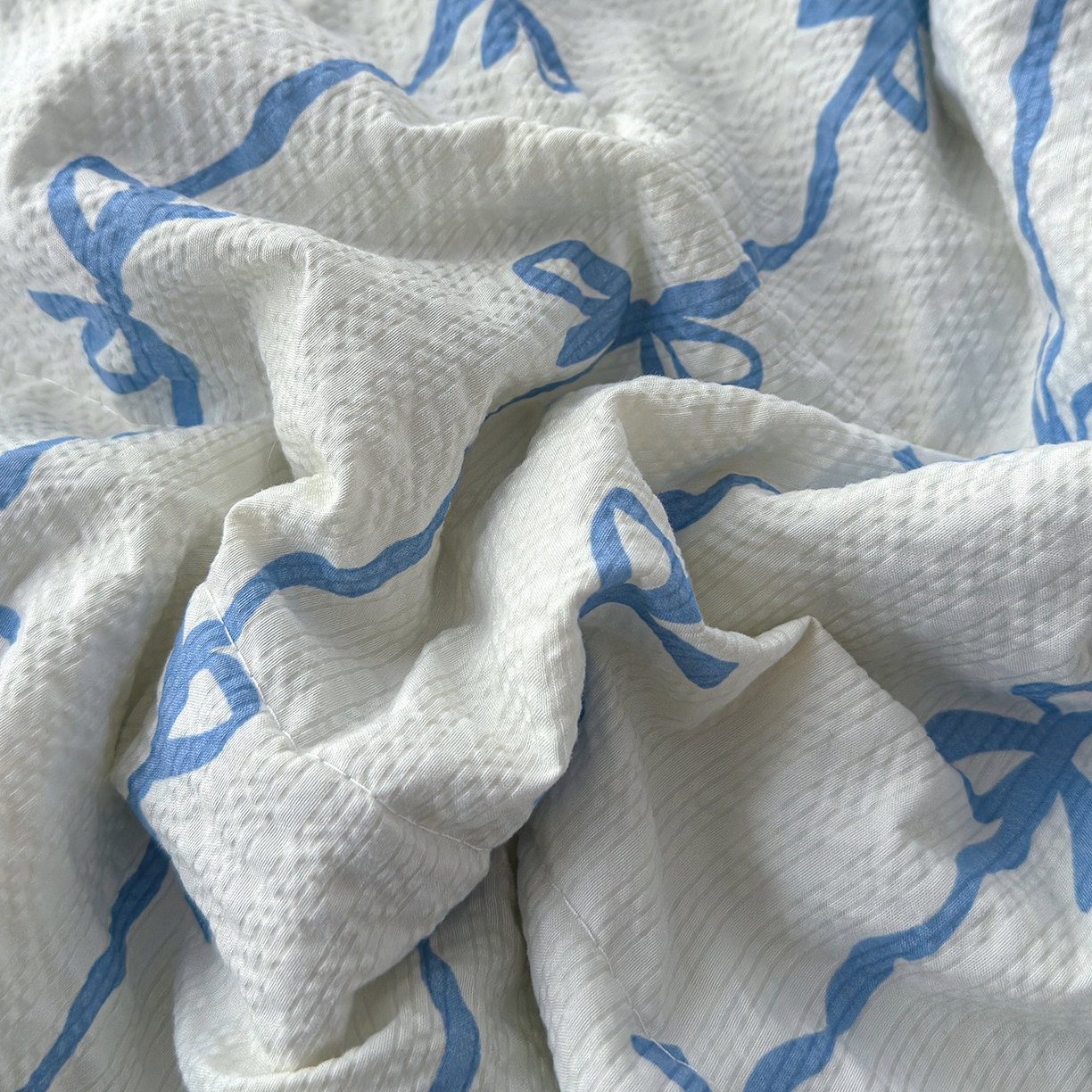 91家纺网 家纺一手货源 找家纺 赫梵茜 2026新款泡芙双层沙贝壳绣床盖夏被四件套可配多功能夏被夏凉被空调被四件套 蓝蝴蝶结