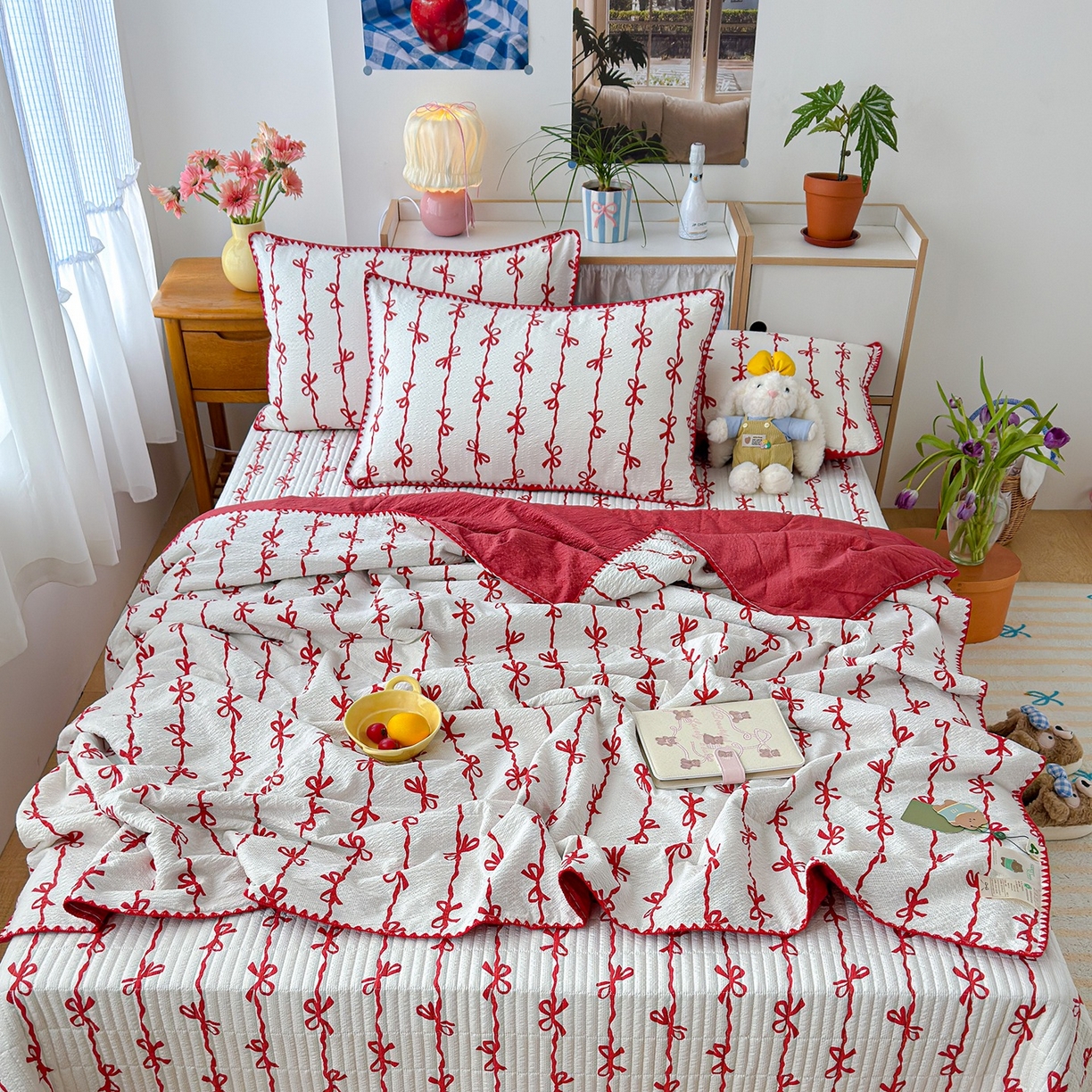 91家纺网 家纺一手货源 找家纺 赫梵茜 2026新款泡芙双层沙贝壳绣床盖夏被四件套可配多功能夏被夏凉被空调被四件套 红蝴蝶结