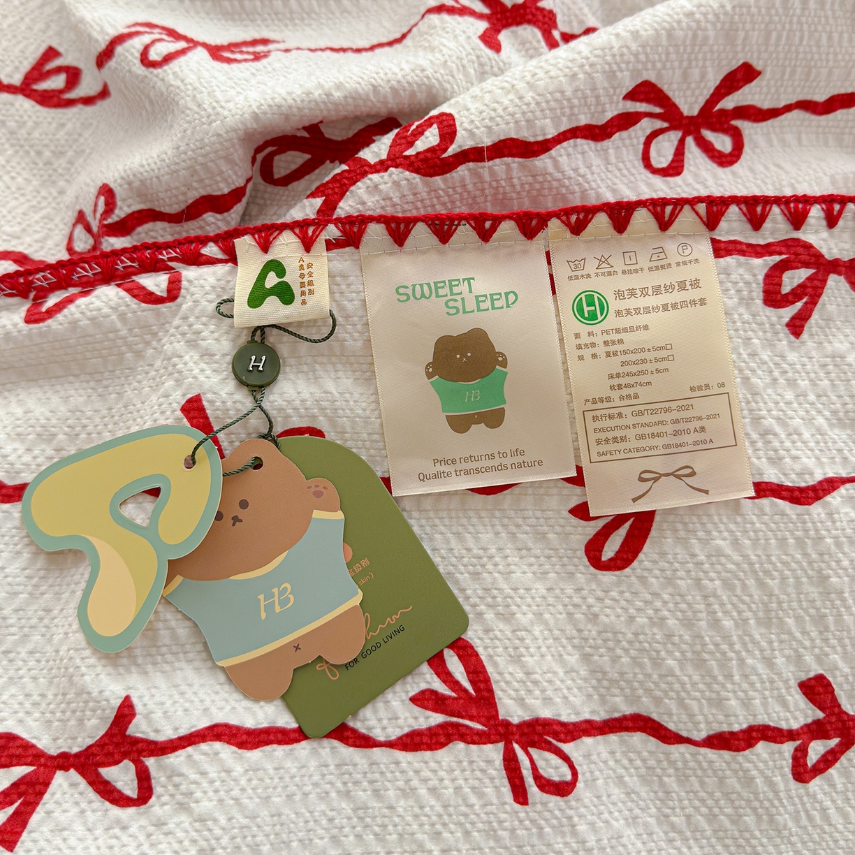91家纺网 家纺一手货源 找家纺 赫梵茜 2026新款泡芙双层沙贝壳绣床盖夏被四件套可配多功能夏被夏凉被空调被四件套 红蝴蝶结
