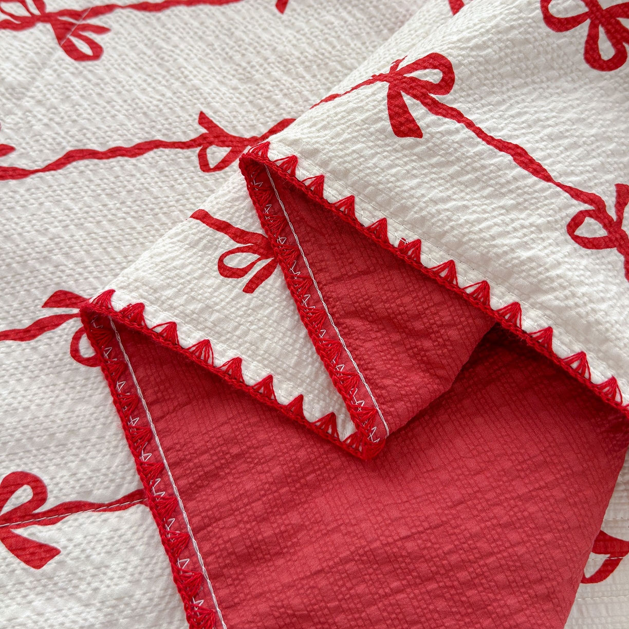 91家纺网 家纺一手货源 找家纺 赫梵茜 2026新款泡芙双层沙贝壳绣床盖夏被四件套可配多功能夏被夏凉被空调被四件套 红蝴蝶结