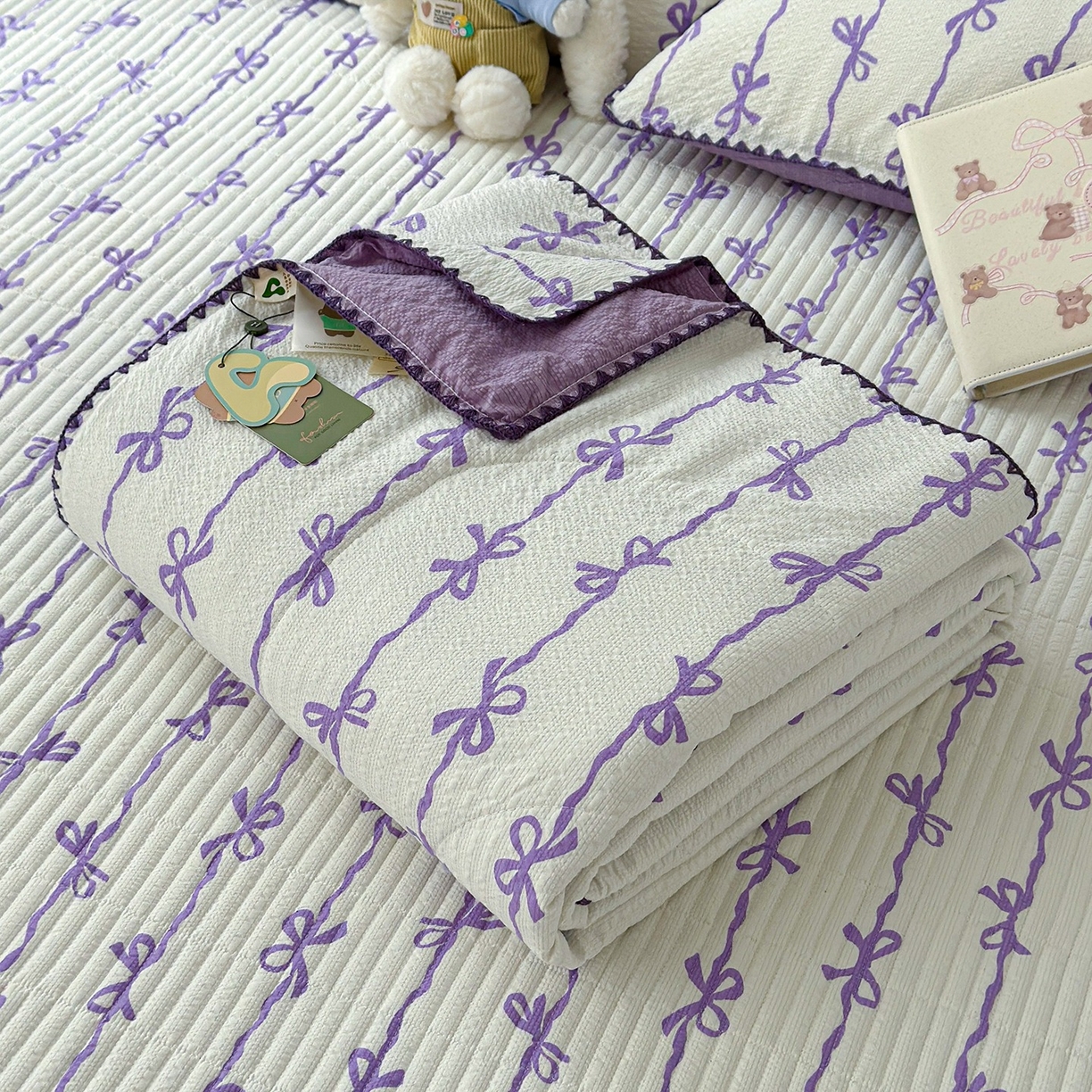 91家纺网 家纺一手货源 找家纺 赫梵茜 2026新款泡芙双层沙贝壳绣床盖夏被四件套可配多功能夏被夏凉被空调被四件套 紫蝴蝶结