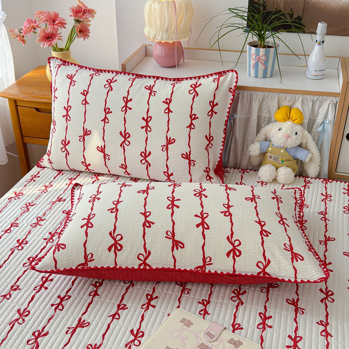 91家纺网 家纺一手货源 找家纺 赫梵茜 2026新款泡芙双层沙贝壳绣床盖夏被四件套可配多功能夏被夏凉被空调被四件套 红蝴蝶结