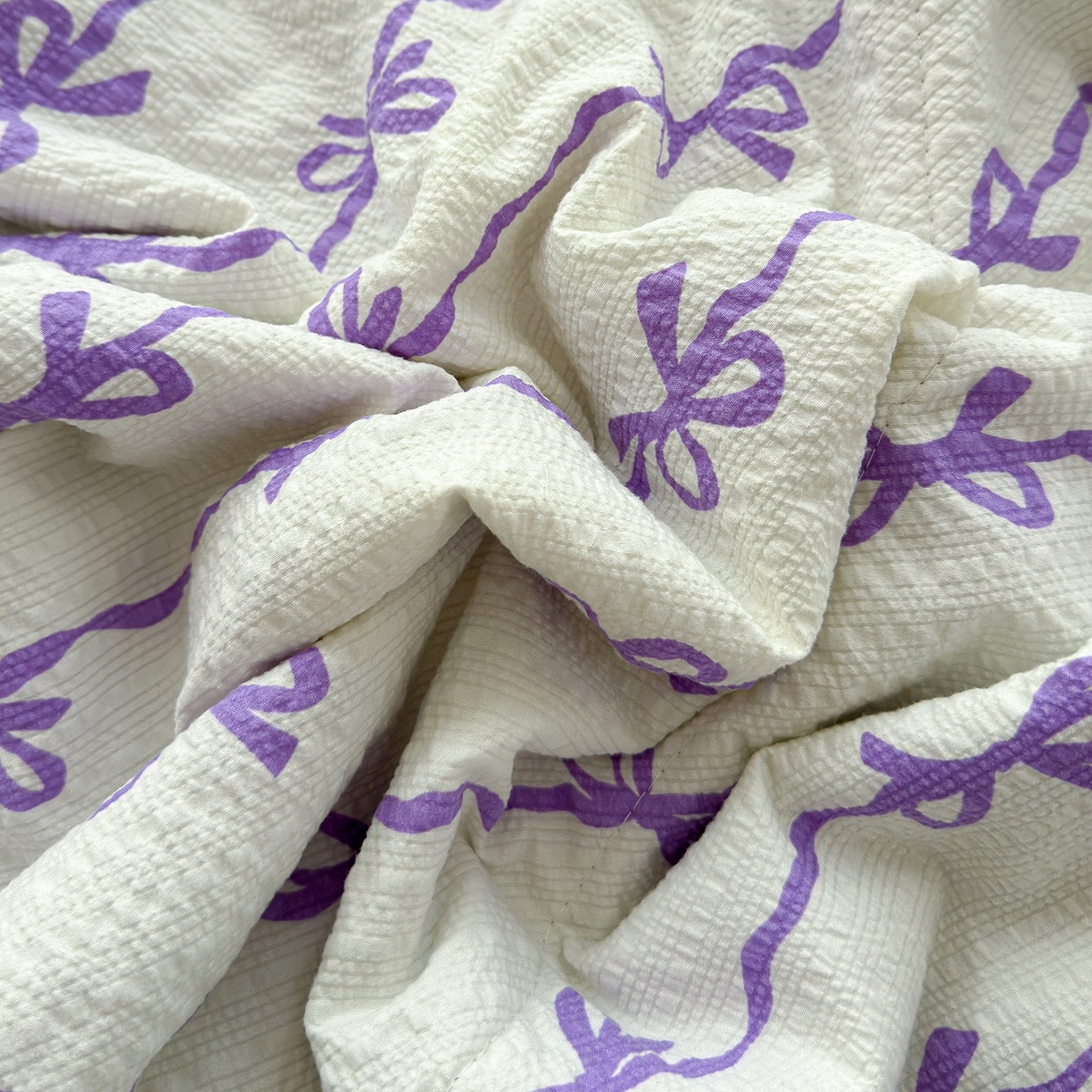 91家纺网 家纺一手货源 找家纺 赫梵茜 2026新款泡芙双层沙贝壳绣床盖夏被四件套可配多功能夏被夏凉被空调被四件套 紫蝴蝶结