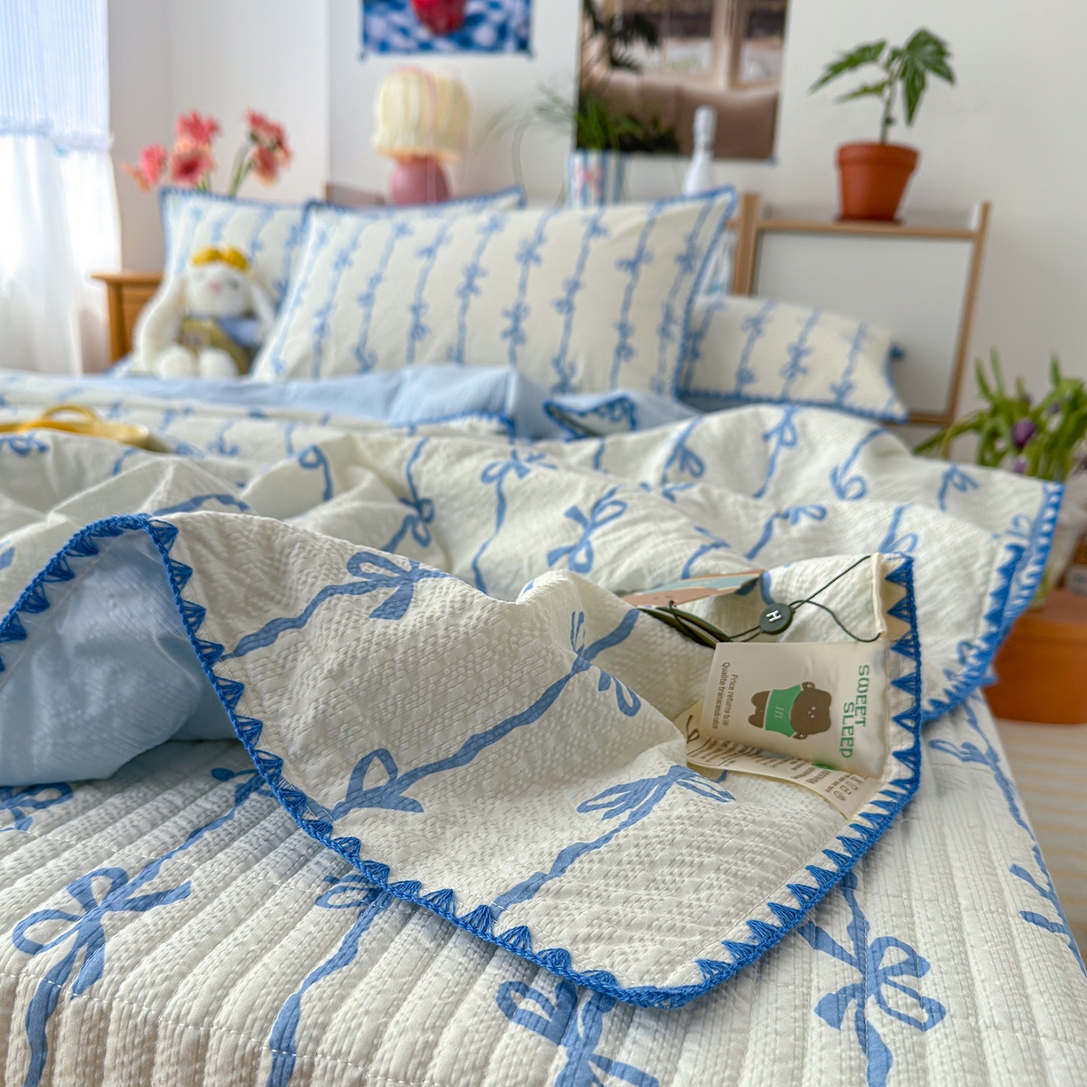 91家纺网 家纺一手货源 找家纺 赫梵茜 2026新款泡芙双层沙贝壳绣床盖夏被四件套可配多功能夏被夏凉被空调被四件套 蓝蝴蝶结