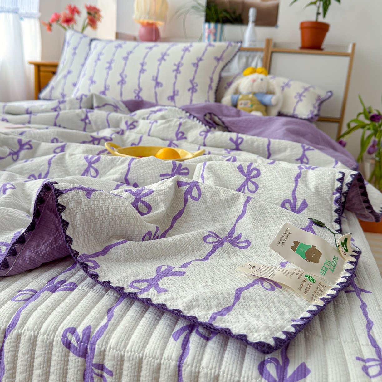 91家纺网 家纺一手货源 找家纺 赫梵茜 2026新款泡芙双层沙贝壳绣床盖夏被四件套可配多功能夏被夏凉被空调被四件套 紫蝴蝶结