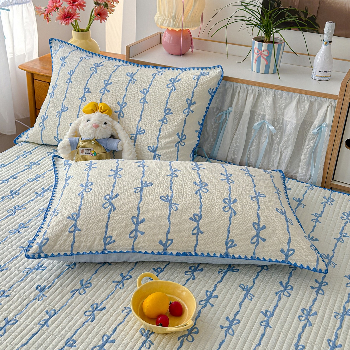 91家纺网 家纺一手货源 找家纺 赫梵茜 2026新款泡芙双层沙贝壳绣床盖夏被四件套可配多功能夏被夏凉被空调被四件套 蓝蝴蝶结