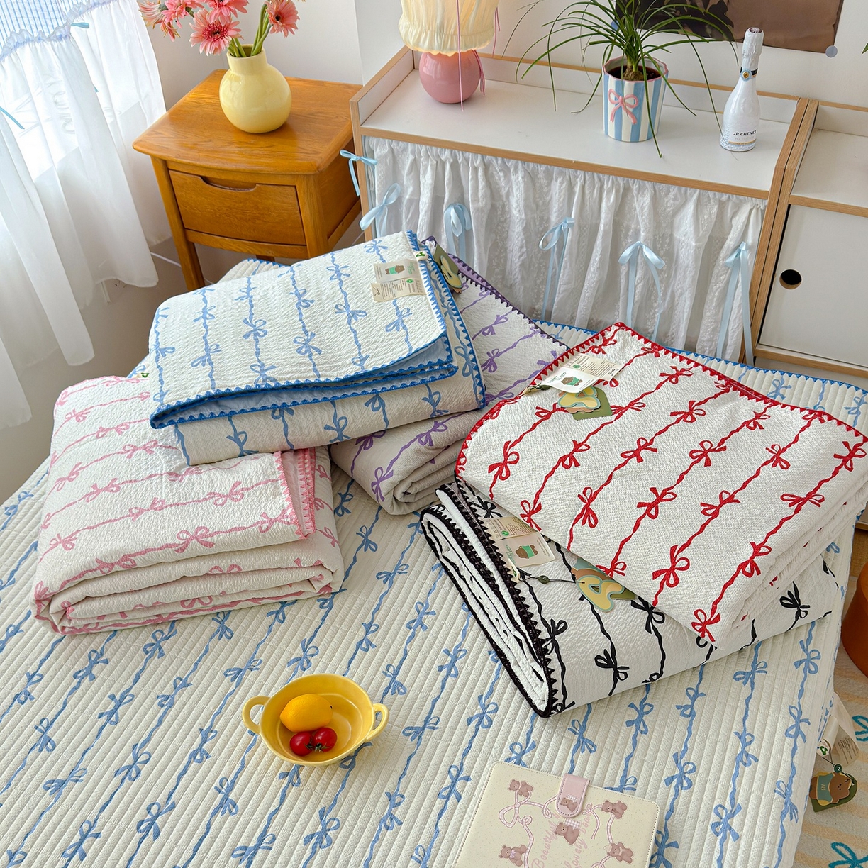 91家纺网 家纺一手货源 找家纺 赫梵茜 2026新款泡芙双层沙贝壳绣床盖夏被四件套可配多功能夏被夏凉被空调被四件套 组合图（仅供展示不可下单）