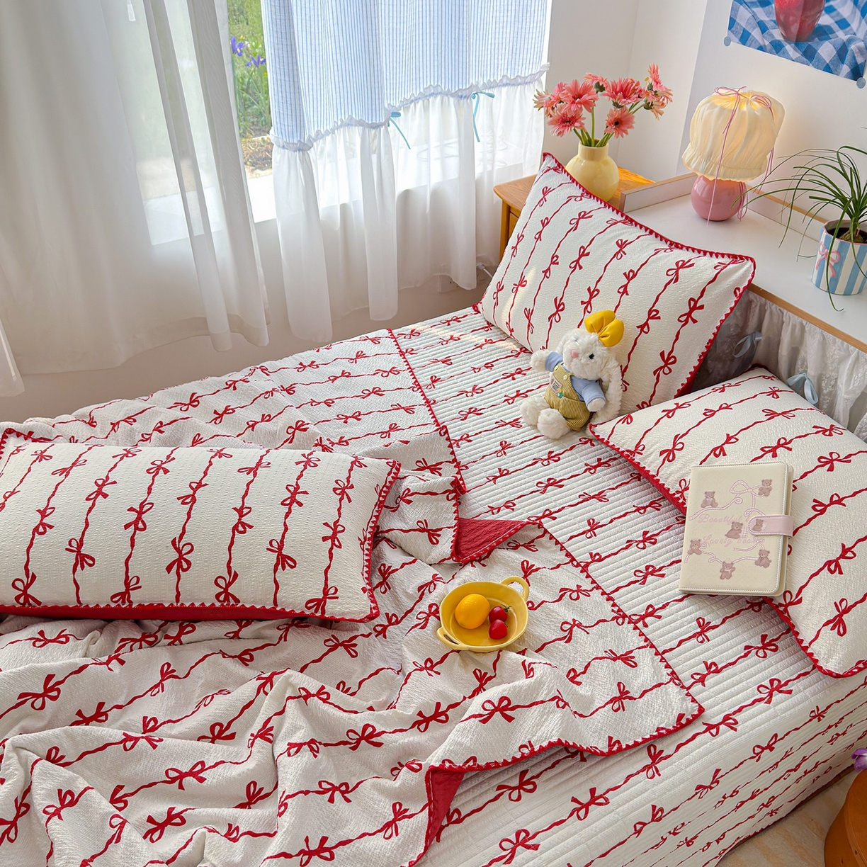91家纺网 家纺一手货源 找家纺 赫梵茜 2026新款泡芙双层沙贝壳绣床盖夏被四件套可配多功能夏被夏凉被空调被四件套 红蝴蝶结