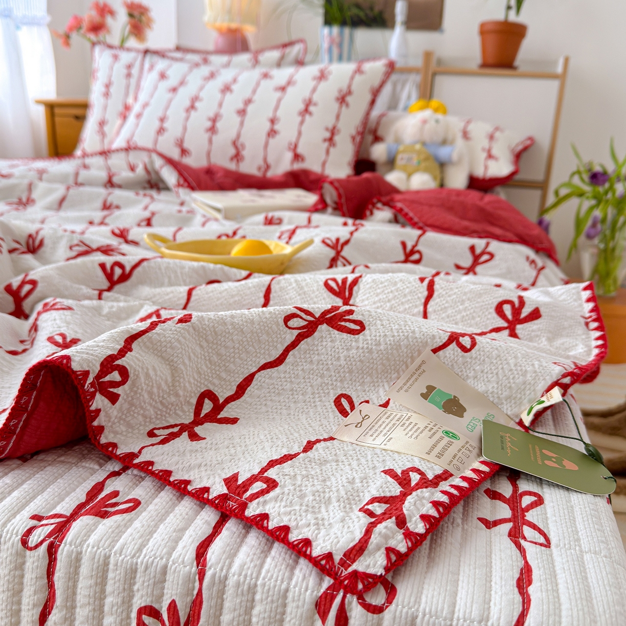 91家纺网 家纺一手货源 找家纺 赫梵茜 2026新款泡芙双层沙贝壳绣床盖夏被四件套可配多功能夏被夏凉被空调被四件套 红蝴蝶结