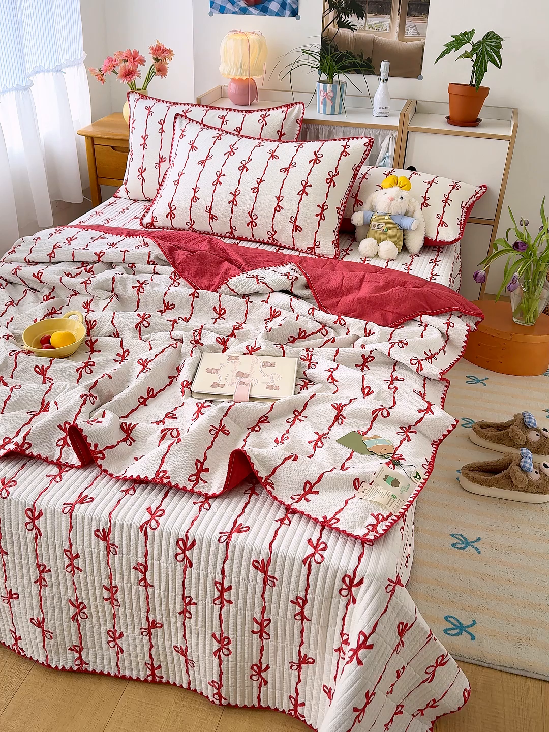 91家纺网 家纺一手货源 找家纺 赫梵茜 2026新款泡芙双层沙贝壳绣床盖夏被四件套可配多功能夏被夏凉被空调被四件套 红蝴蝶结