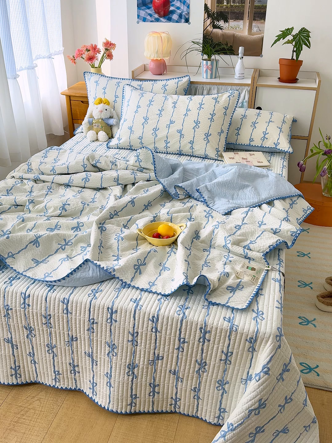 91家纺网 家纺一手货源 找家纺 赫梵茜 2026新款泡芙双层沙贝壳绣床盖夏被四件套可配多功能夏被夏凉被空调被四件套 蓝蝴蝶结