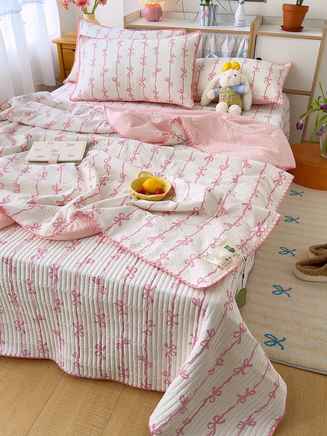 91家纺网 家纺一手货源 找家纺 赫梵茜 2026新款泡芙双层沙贝壳绣床盖夏被四件套可配多功能夏被夏凉被空调被四件套 粉蝴蝶结