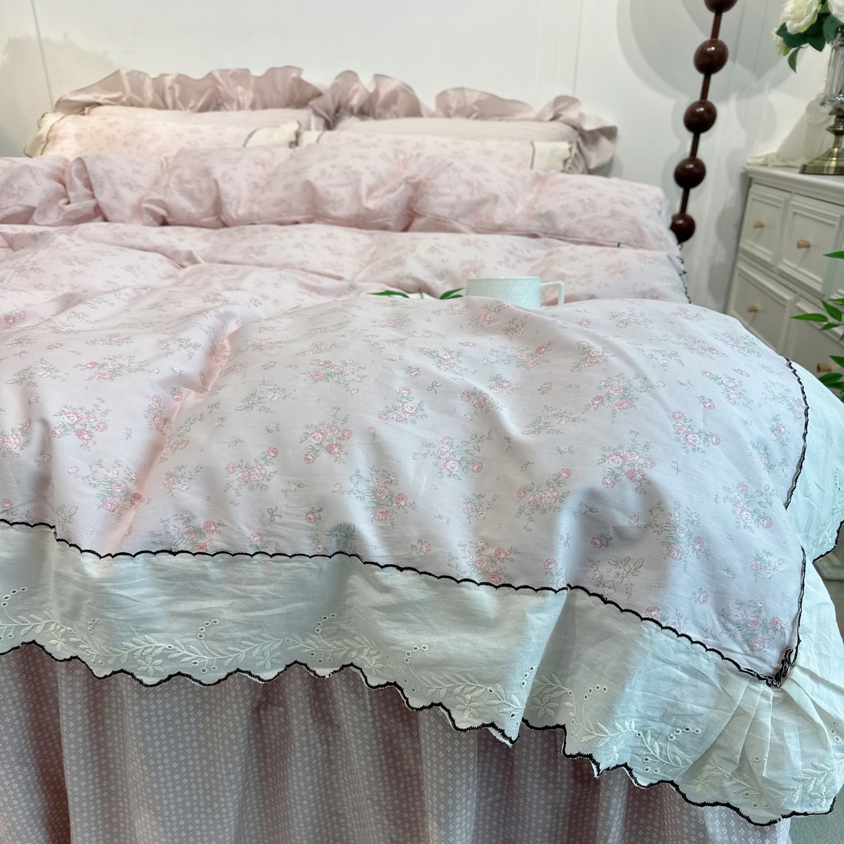 91家纺网 家纺一手货源 找家纺 菊上家纺 2026新款全棉复古小碎花花边款系列 粉蔻