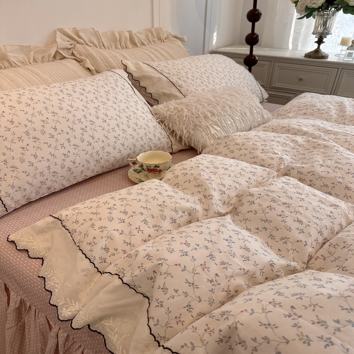 91家纺网 家纺一手货源 找家纺 菊上家纺 2026新款全棉复古小碎花花边款系列 芸素