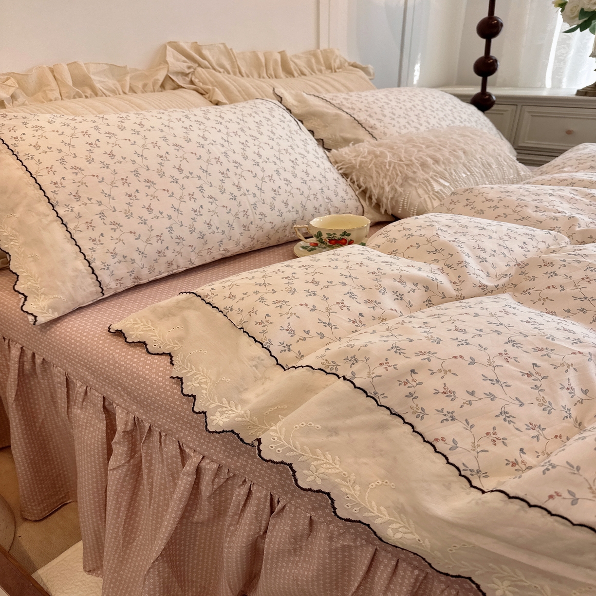 91家纺网 家纺一手货源 找家纺 菊上家纺 2026新款全棉复古小碎花花边款系列 芸素