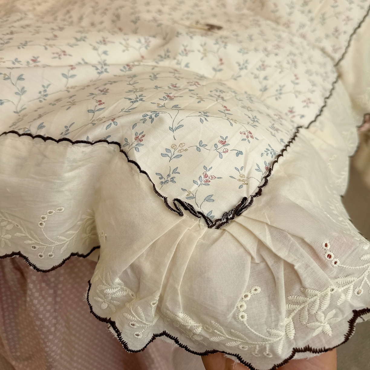 91家纺网 家纺一手货源 找家纺 菊上家纺 2026新款全棉复古小碎花花边款系列 芸素