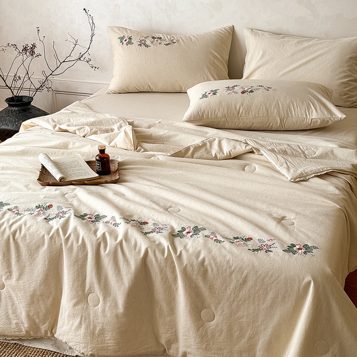 91家纺网 家纺一手货源 找家纺 （总）Mr.pig猪先生水洗棉 2026新款棉麻绣花花边夏被-简兮（展示价格为控价，实际价格请联系客服）