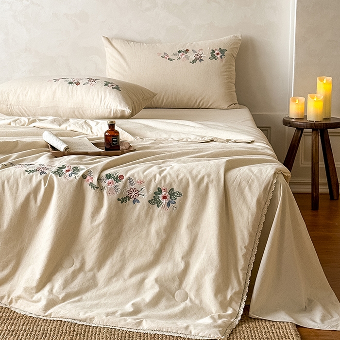 91家纺网 家纺一手货源 找家纺 （总）Mr.pig猪先生水洗棉 2026新款棉麻绣花花边夏被-简兮（展示价格为控价，实际价格请联系客服）