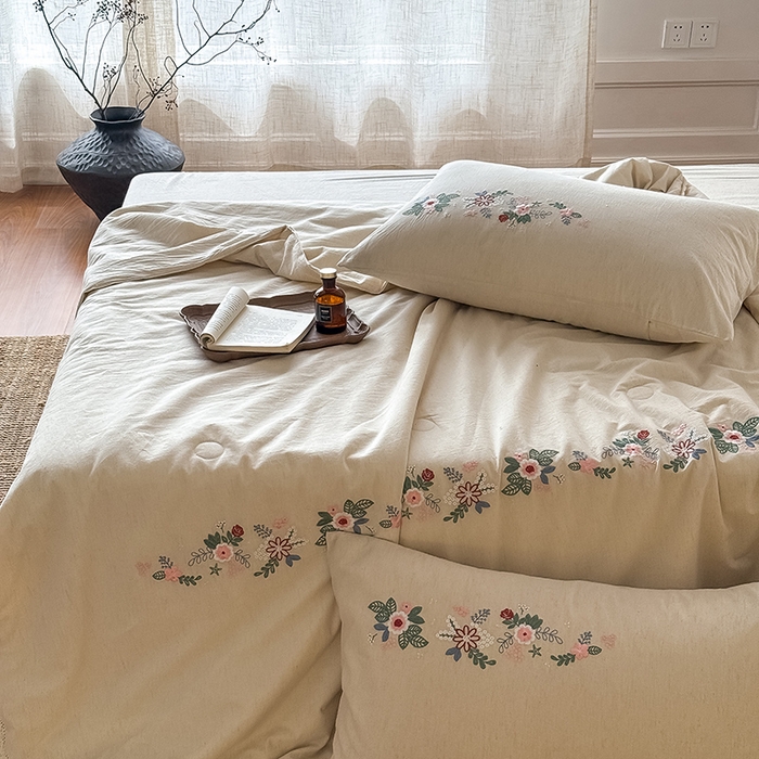 91家纺网 家纺一手货源 找家纺 （总）Mr.pig猪先生水洗棉 2026新款棉麻绣花花边夏被-简兮（展示价格为控价，实际价格请联系客服）