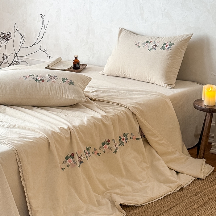 91家纺网 家纺一手货源 找家纺 （总）Mr.pig猪先生水洗棉 2026新款棉麻绣花花边夏被-简兮（展示价格为控价，实际价格请联系客服）