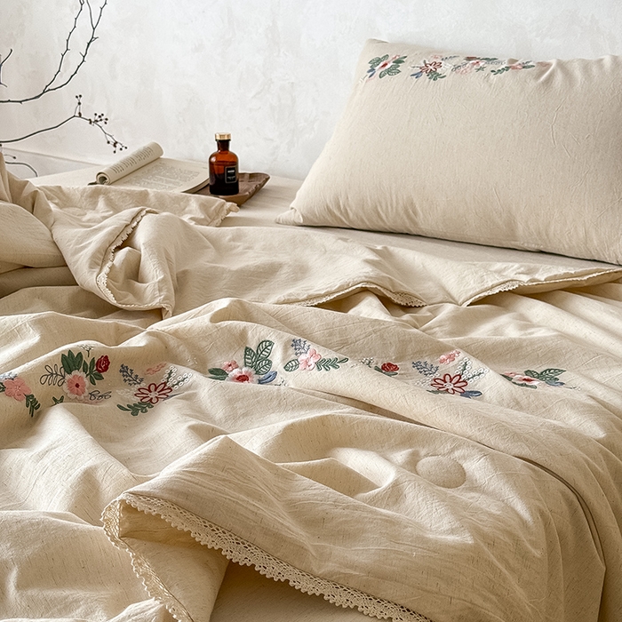 91家纺网 家纺一手货源 找家纺 （总）Mr.pig猪先生水洗棉 2026新款棉麻绣花花边夏被-简兮（展示价格为控价，实际价格请联系客服）