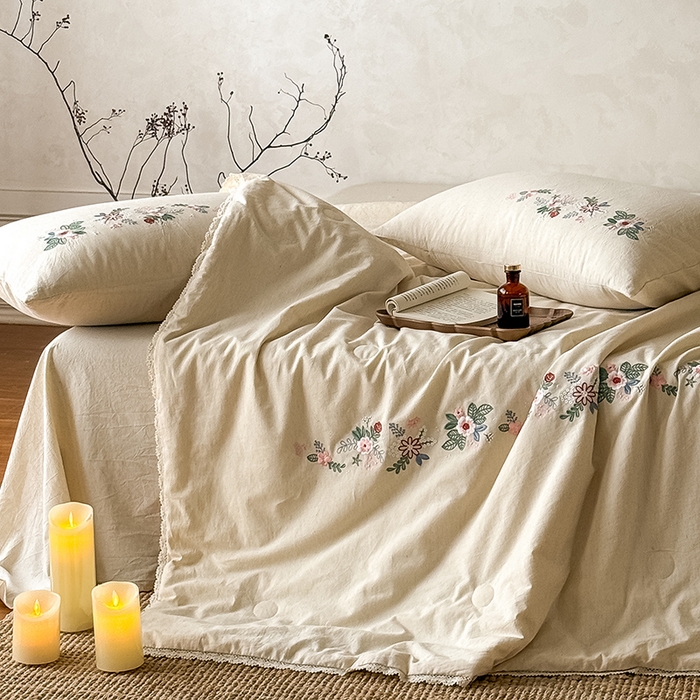 91家纺网 家纺一手货源 找家纺 （总）Mr.pig猪先生水洗棉 2026新款棉麻绣花花边夏被-简兮（展示价格为控价，实际价格请联系客服）