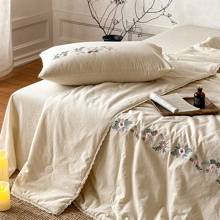 91家纺网 家纺一手货源 找家纺 （总）Mr.pig猪先生水洗棉 2026新款棉麻绣花花边夏被-简兮（展示价格为控价，实际价格请联系客服）