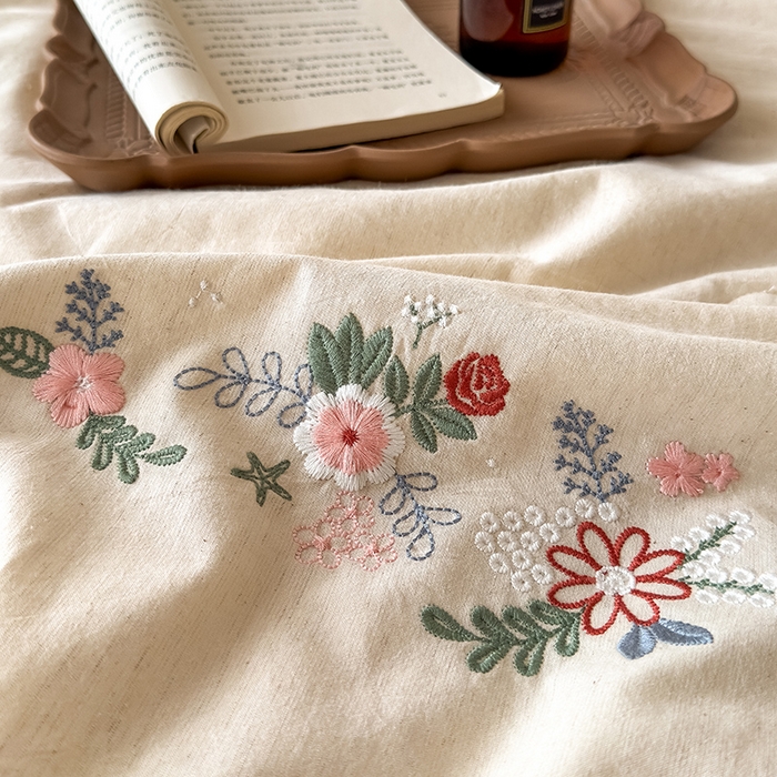 91家纺网 家纺一手货源 找家纺 （总）Mr.pig猪先生水洗棉 2026新款棉麻绣花花边夏被-简兮（展示价格为控价，实际价格请联系客服）