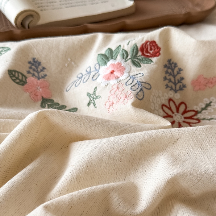 91家纺网 家纺一手货源 找家纺 （总）Mr.pig猪先生水洗棉 2026新款棉麻绣花花边夏被-简兮（展示价格为控价，实际价格请联系客服）