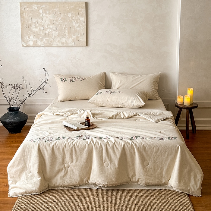 91家纺网 家纺一手货源 找家纺 （总）Mr.pig猪先生水洗棉 2026新款棉麻绣花花边夏被-简兮（展示价格为控价，实际价格请联系客服）