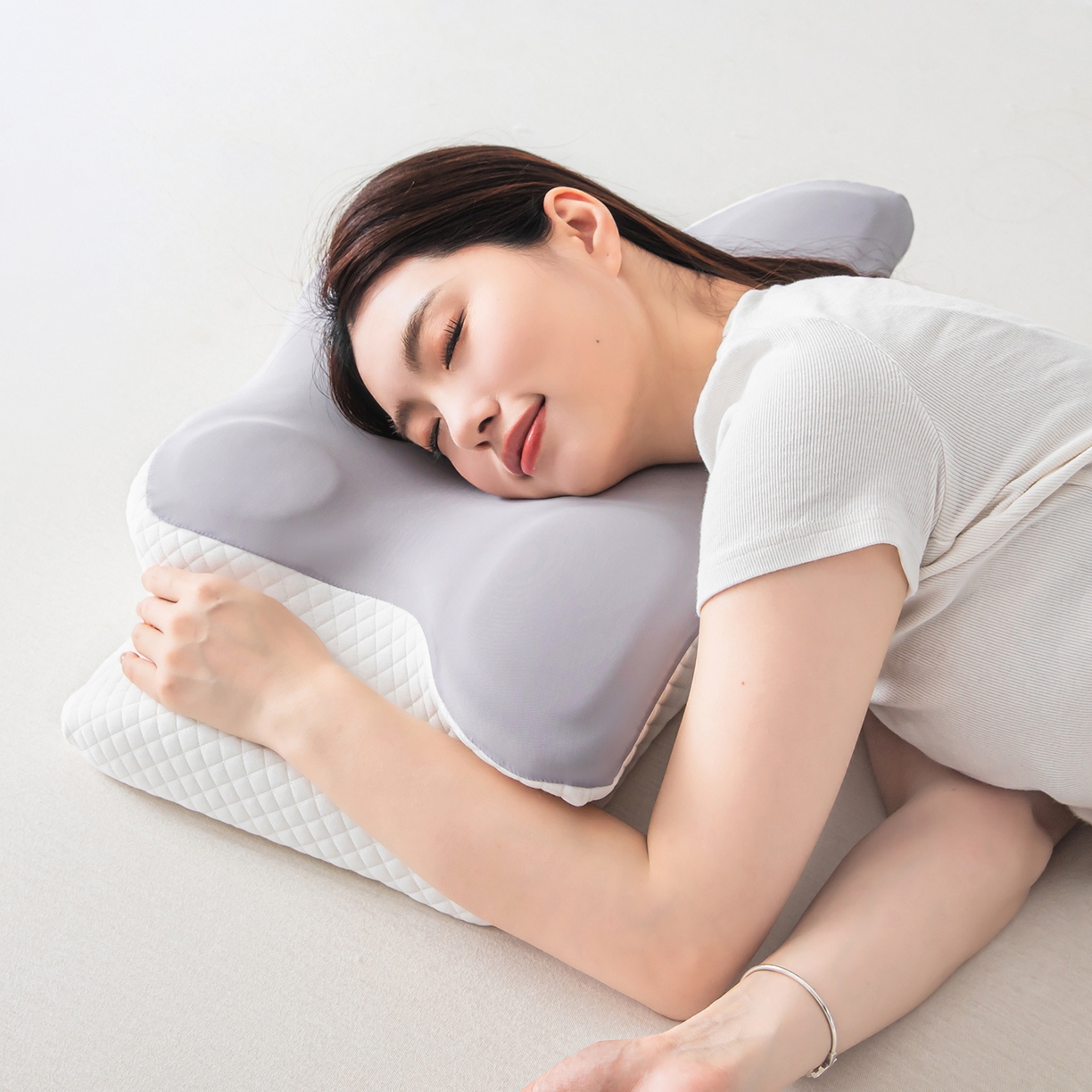 91家纺网 家纺一手货源 找家纺 枕星记忆枕 2026新款跨境支撑性牛角枕飞机枕蝶形枕头枕芯 牛角枕-灰色 62*41*10/8cm/只