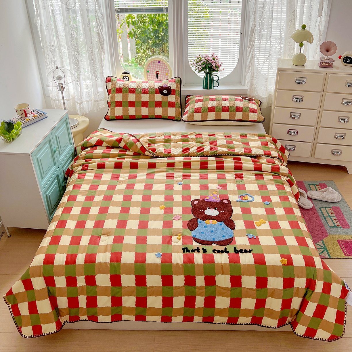 91家纺网 家纺一手货源 找家纺 鑫喜莱家纺 2026新款全棉纯棉夏被毛巾绣贝壳边大豆纤维全棉夏凉被空调被夹棉绗棉枕套 酷酷的小熊