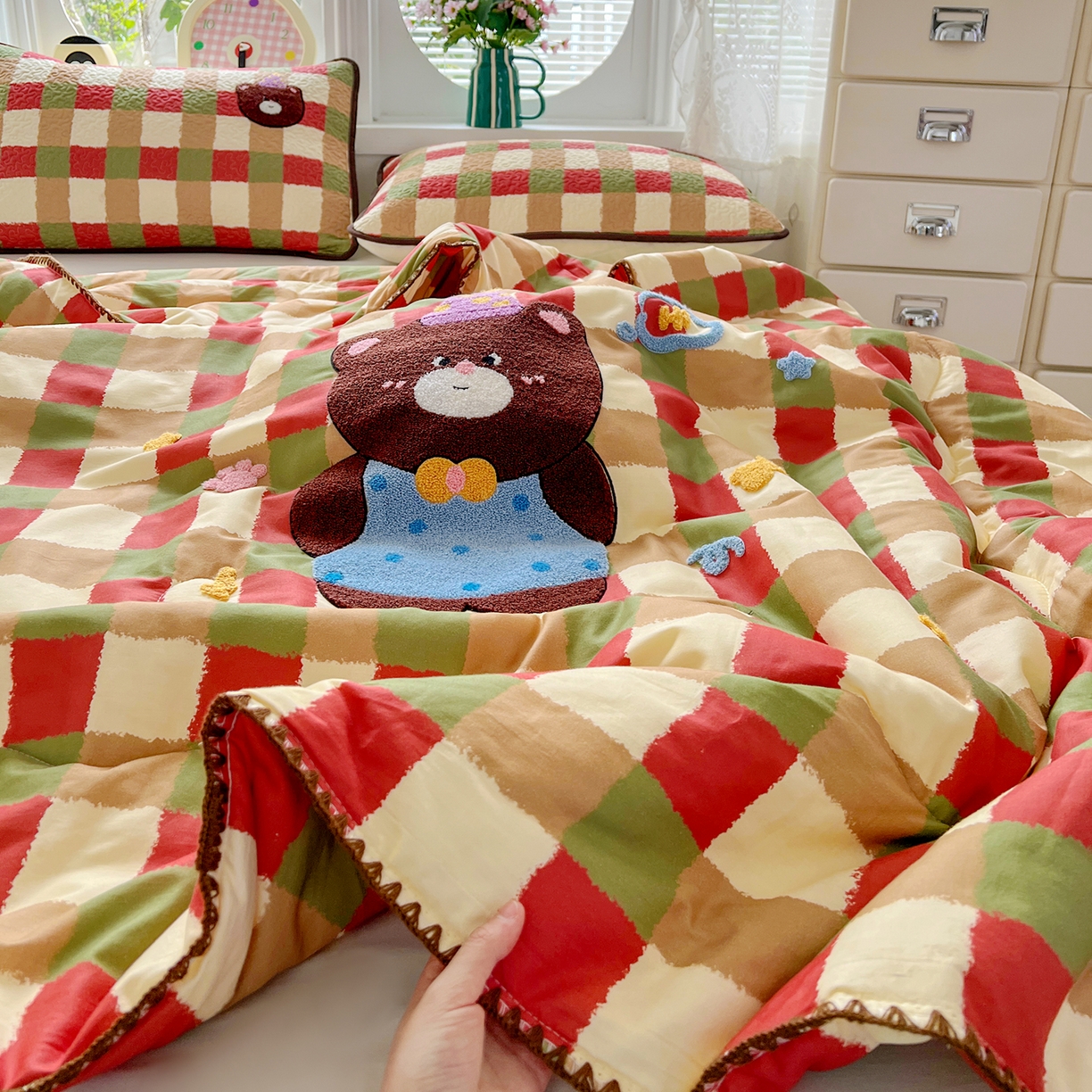 91家纺网 家纺一手货源 找家纺 鑫喜莱家纺 2026新款全棉纯棉夏被毛巾绣贝壳边大豆纤维全棉夏凉被空调被夹棉绗棉枕套 酷酷的小熊