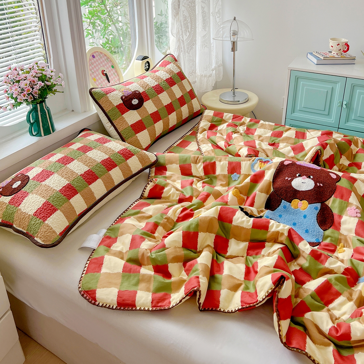 91家纺网 家纺一手货源 找家纺 鑫喜莱家纺 2026新款全棉纯棉夏被毛巾绣贝壳边大豆纤维全棉夏凉被空调被夹棉绗棉枕套 酷酷的小熊