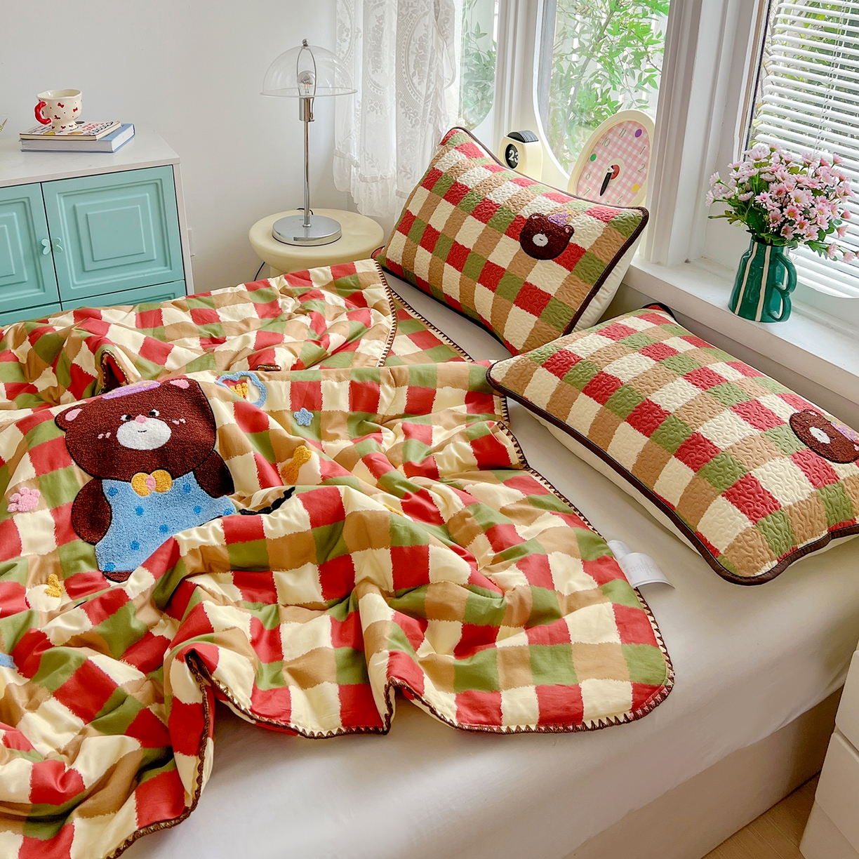 91家纺网 家纺一手货源 找家纺 鑫喜莱家纺 2026新款全棉纯棉夏被毛巾绣贝壳边大豆纤维全棉夏凉被空调被夹棉绗棉枕套 酷酷的小熊