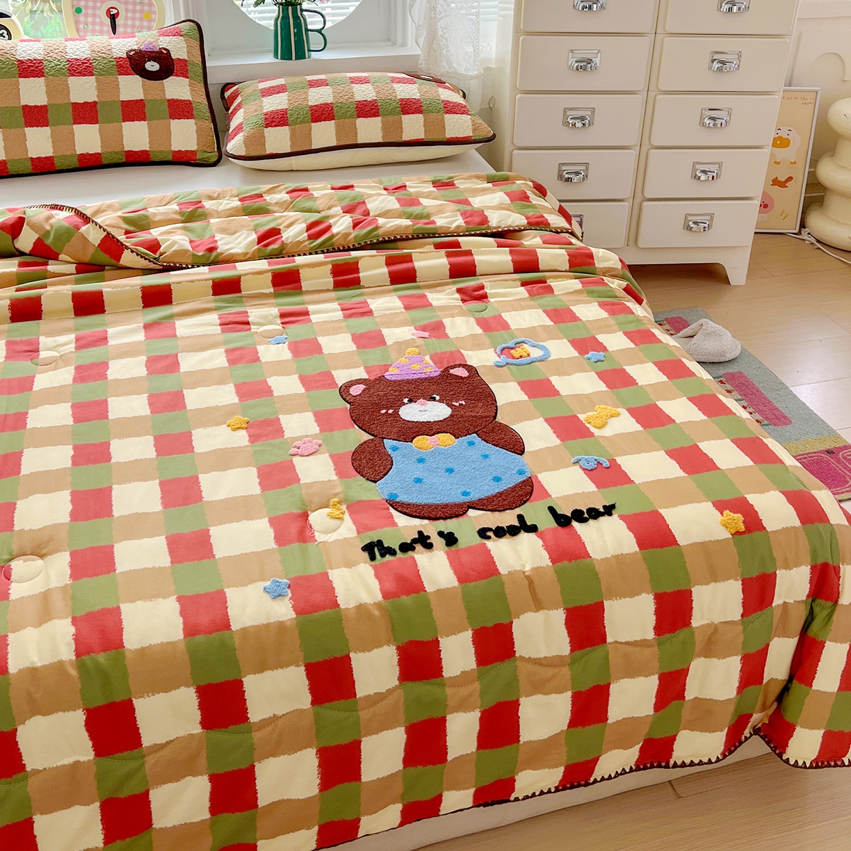 91家纺网 家纺一手货源 找家纺 鑫喜莱家纺 2026新款全棉纯棉夏被毛巾绣贝壳边大豆纤维全棉夏凉被空调被夹棉绗棉枕套 酷酷的小熊