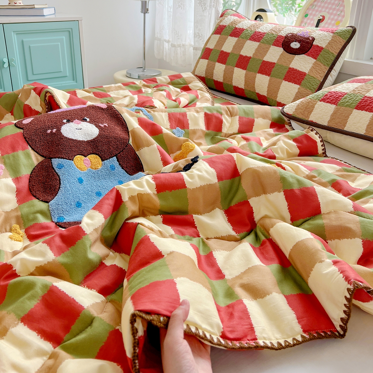 91家纺网 家纺一手货源 找家纺 鑫喜莱家纺 2026新款全棉纯棉夏被毛巾绣贝壳边大豆纤维全棉夏凉被空调被夹棉绗棉枕套 酷酷的小熊