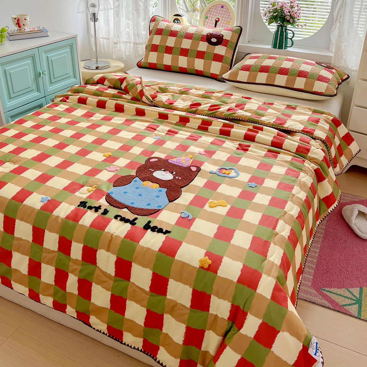 91家纺网 家纺一手货源 找家纺 鑫喜莱家纺 2026新款全棉纯棉夏被毛巾绣贝壳边大豆纤维全棉夏凉被空调被夹棉绗棉枕套 酷酷的小熊