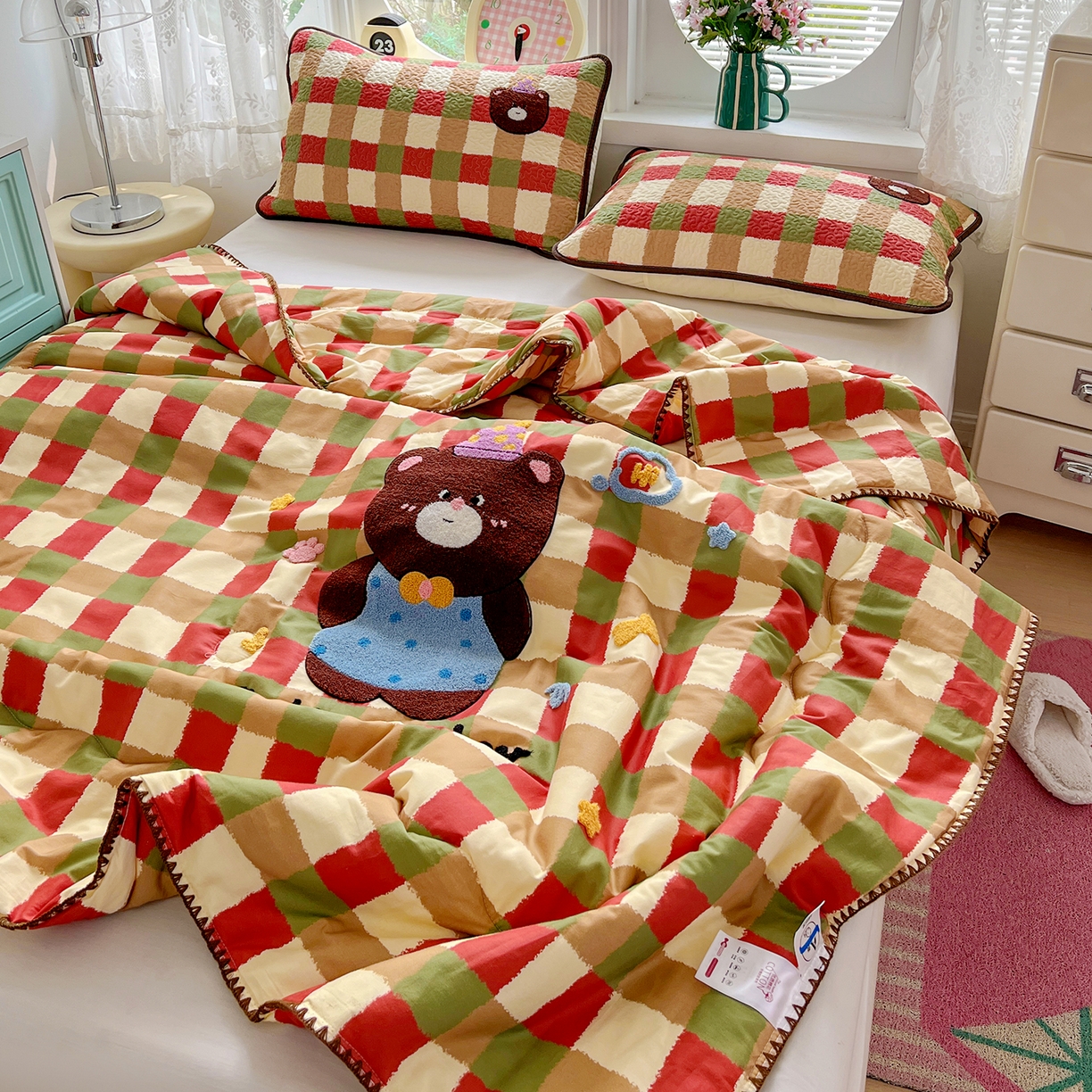 91家纺网 家纺一手货源 找家纺 鑫喜莱家纺 2026新款全棉纯棉夏被毛巾绣贝壳边大豆纤维全棉夏凉被空调被夹棉绗棉枕套 酷酷的小熊