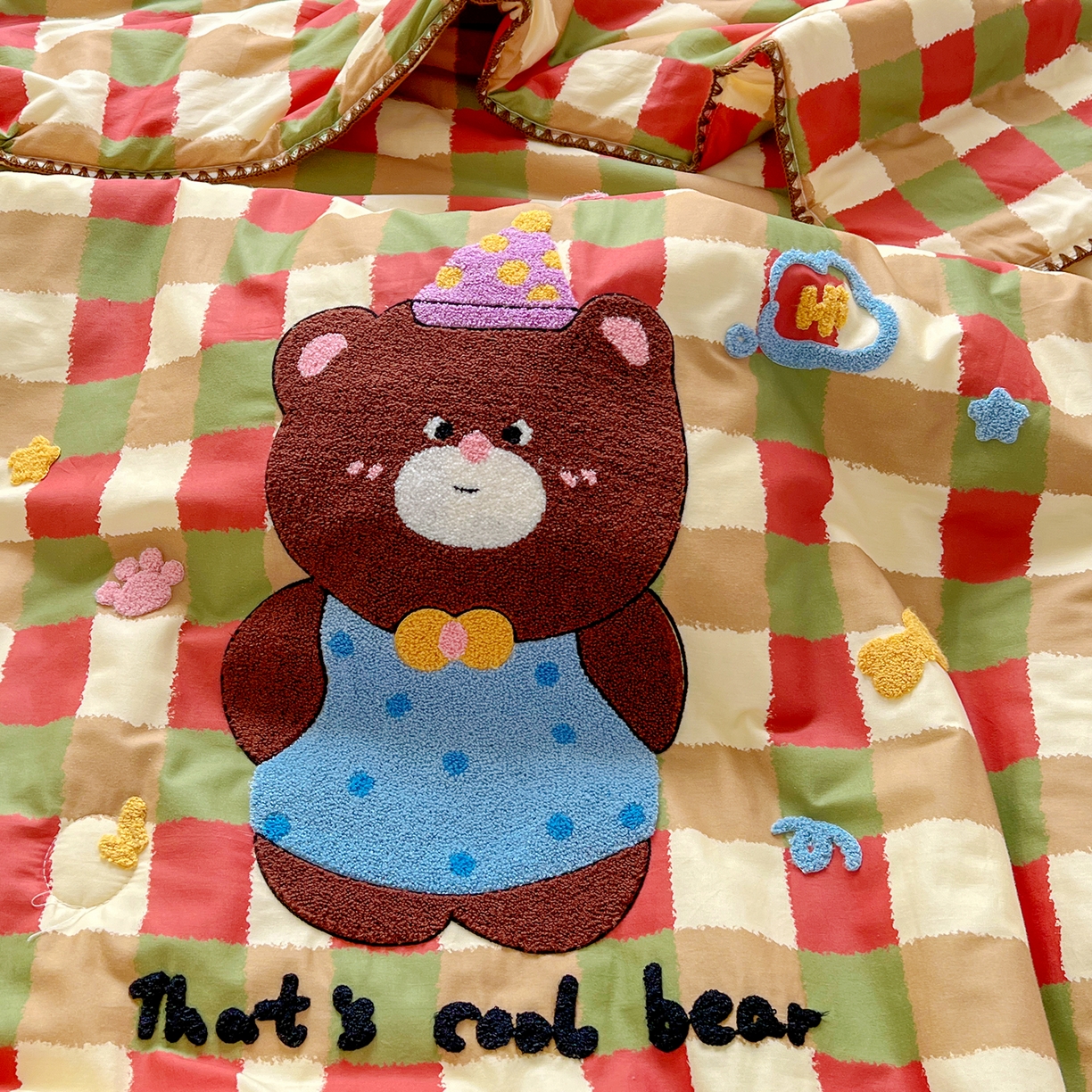 91家纺网 家纺一手货源 找家纺 鑫喜莱家纺 2026新款全棉纯棉夏被毛巾绣贝壳边大豆纤维全棉夏凉被空调被夹棉绗棉枕套 酷酷的小熊