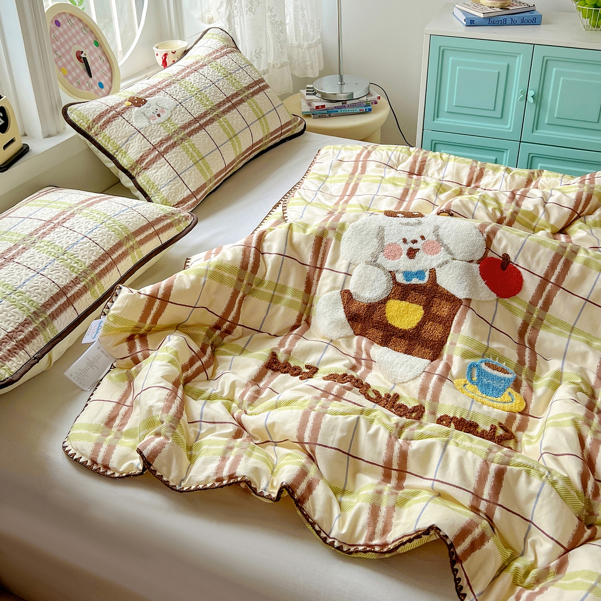 91家纺网 家纺一手货源 找家纺 鑫喜莱家纺 2026新款全棉纯棉夏被毛巾绣贝壳边大豆纤维全棉夏凉被空调被夹棉绗棉枕套 苹果小狗