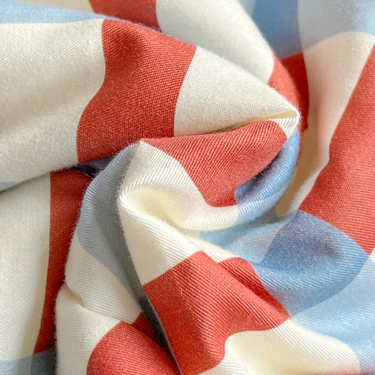 91家纺网 家纺一手货源 找家纺 鑫喜莱家纺 2026新款全棉纯棉夏被毛巾绣贝壳边大豆纤维全棉夏凉被空调被夹棉绗棉枕套 线团小黑猫