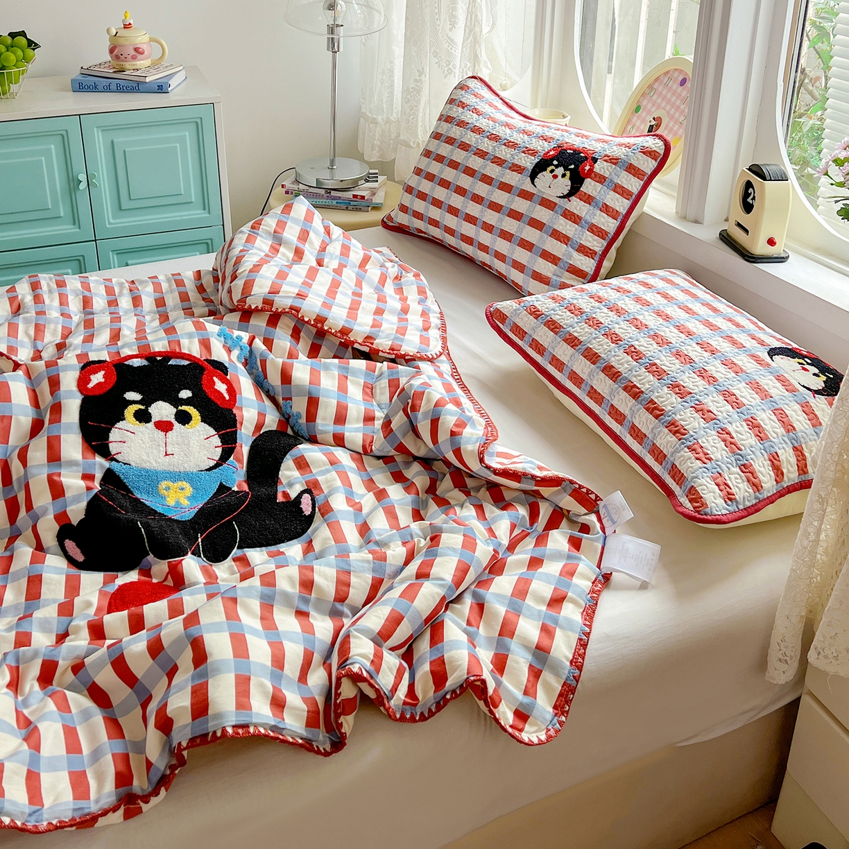 91家纺网 家纺一手货源 找家纺 鑫喜莱家纺 2026新款全棉纯棉夏被毛巾绣贝壳边大豆纤维全棉夏凉被空调被夹棉绗棉枕套 线团小黑猫