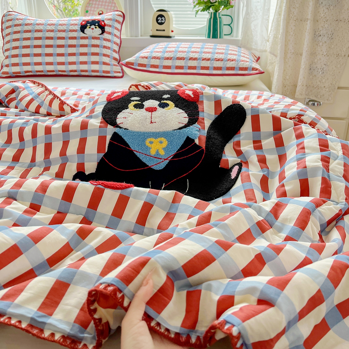 91家纺网 家纺一手货源 找家纺 鑫喜莱家纺 2026新款全棉纯棉夏被毛巾绣贝壳边大豆纤维全棉夏凉被空调被夹棉绗棉枕套 线团小黑猫