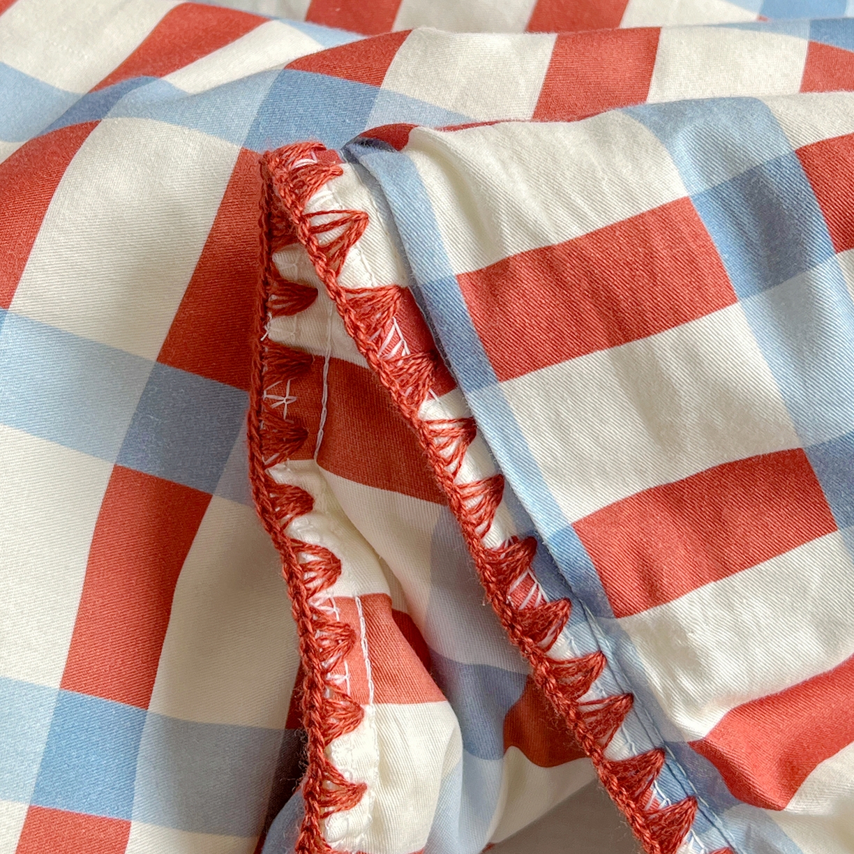 91家纺网 家纺一手货源 找家纺 鑫喜莱家纺 2026新款全棉纯棉夏被毛巾绣贝壳边大豆纤维全棉夏凉被空调被夹棉绗棉枕套 线团小黑猫