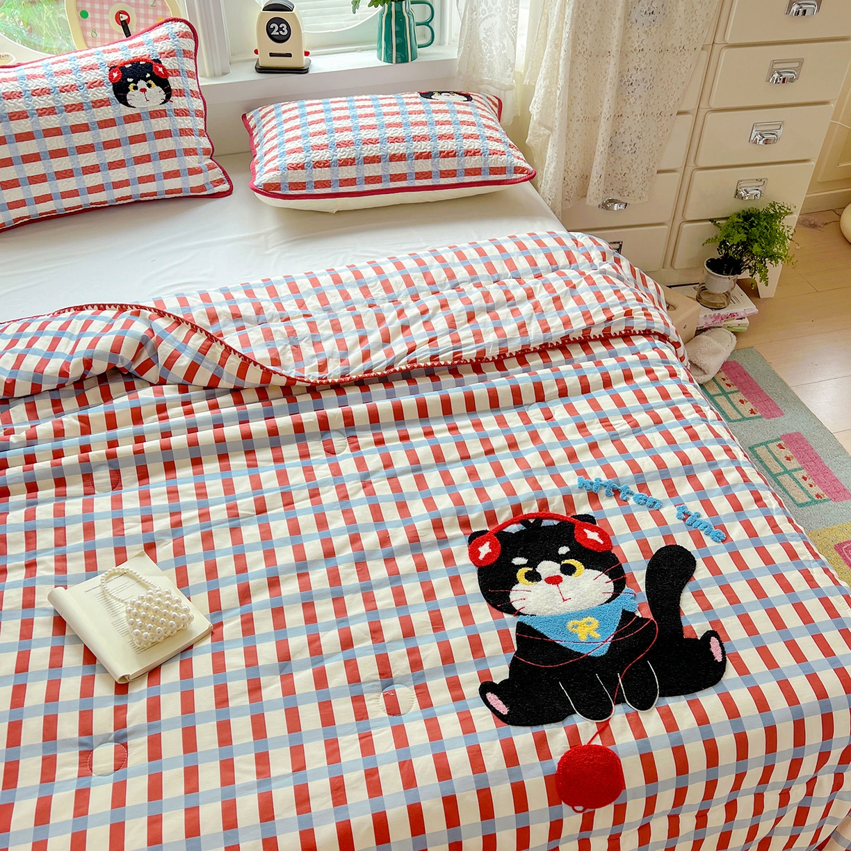 91家纺网 家纺一手货源 找家纺 鑫喜莱家纺 2026新款全棉纯棉夏被毛巾绣贝壳边大豆纤维全棉夏凉被空调被夹棉绗棉枕套 线团小黑猫