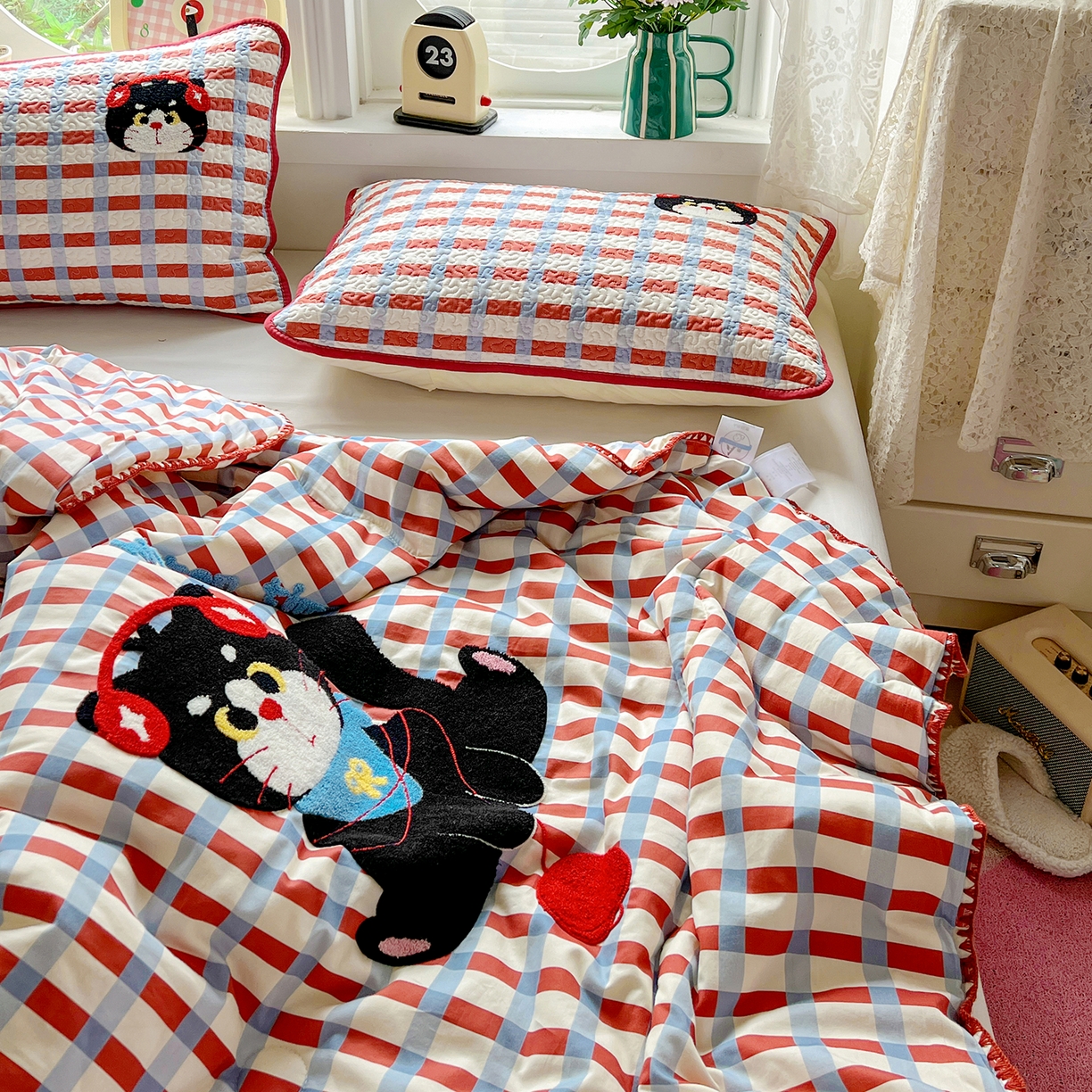 91家纺网 家纺一手货源 找家纺 鑫喜莱家纺 2026新款全棉纯棉夏被毛巾绣贝壳边大豆纤维全棉夏凉被空调被夹棉绗棉枕套 线团小黑猫