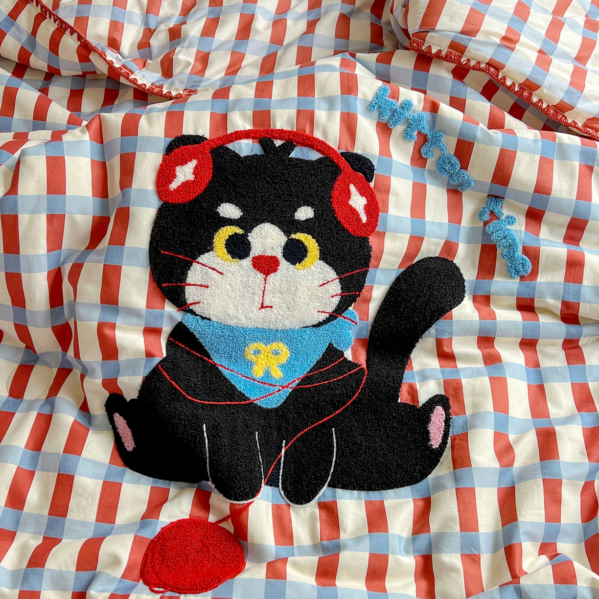 91家纺网 家纺一手货源 找家纺 鑫喜莱家纺 2026新款全棉纯棉夏被毛巾绣贝壳边大豆纤维全棉夏凉被空调被夹棉绗棉枕套 线团小黑猫